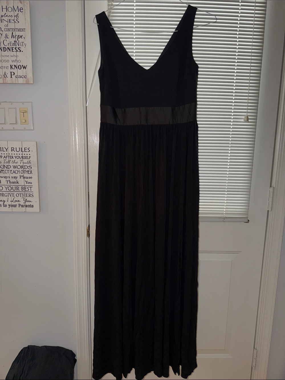 Vera wang Black V-Neck Sleeveless Evening Maxi Dress